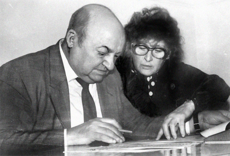 В.П. Шамро и участница радиопередачи, юрист-консульт В.М. Петухова; 1993 год