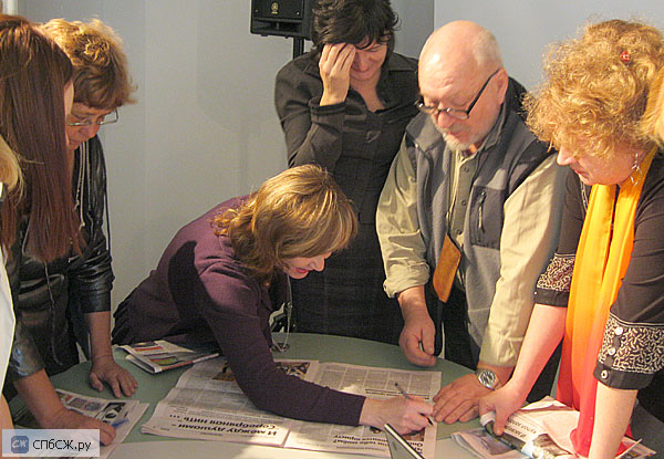 Лекторы и участники семинара разбирают варианты газетного дизайна