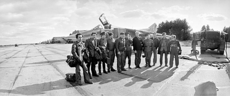  На снимке Павла Маркина: июнь 1976 г., крупномасштабные учения &laquo;Север&raquo; Ленинградском военном округе; фотокорреспондент &laquo;ЛенТАСС&raquo; Олег Пороховников (крайний справа),  фотограф &laquo;Ленправды&raquo; Валентин Брязгин (второй слева), в джинсовом костюме и кепочке, фоторепортер &laquo;Комсомольской правды&raquo; Илья Гричер (в центре), рядом с ним слева литсотрудник &laquo;Ленинских искр&raquo; Олег Соколовский, самый высокий &ndash; фоторепортер&laquo;Ленинградского рабочего&raquo; Александр Дроздов.