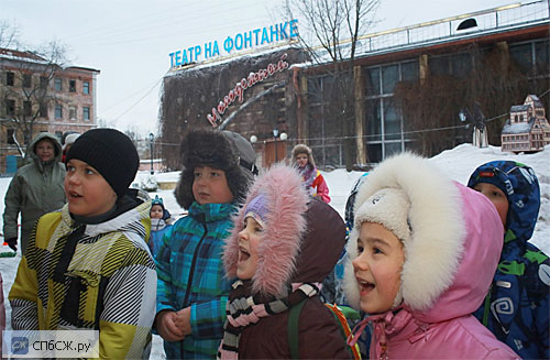 Дети петербургских журналистов в ожидании представления в Театре на Фонтанке
